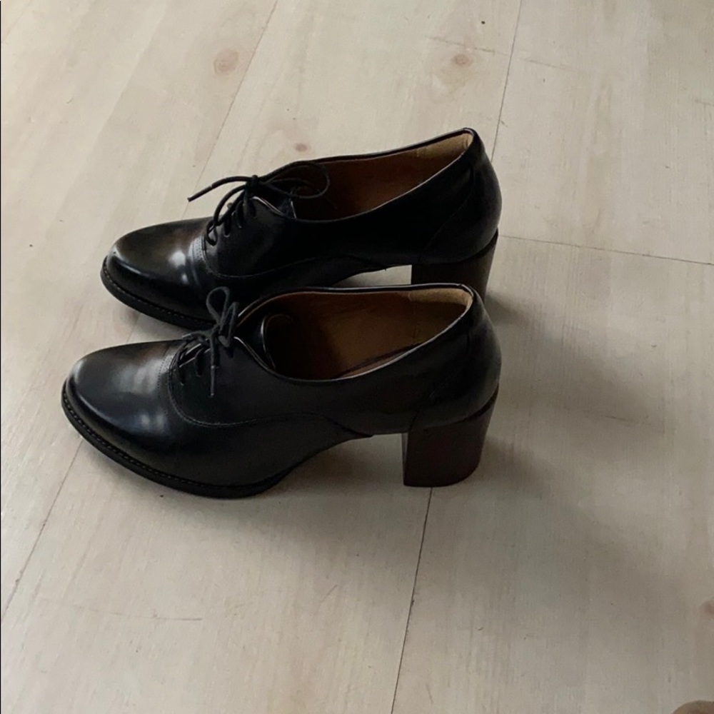Clark lace up oxford heel Size 7.